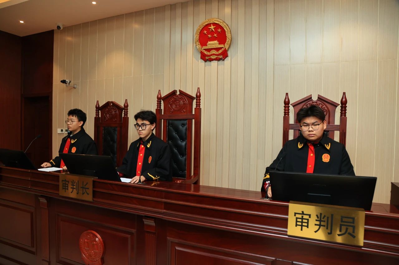 弘扬宪法精神，培育法治观念！龙翔学校师生走进焦作中院，沉浸式体验……