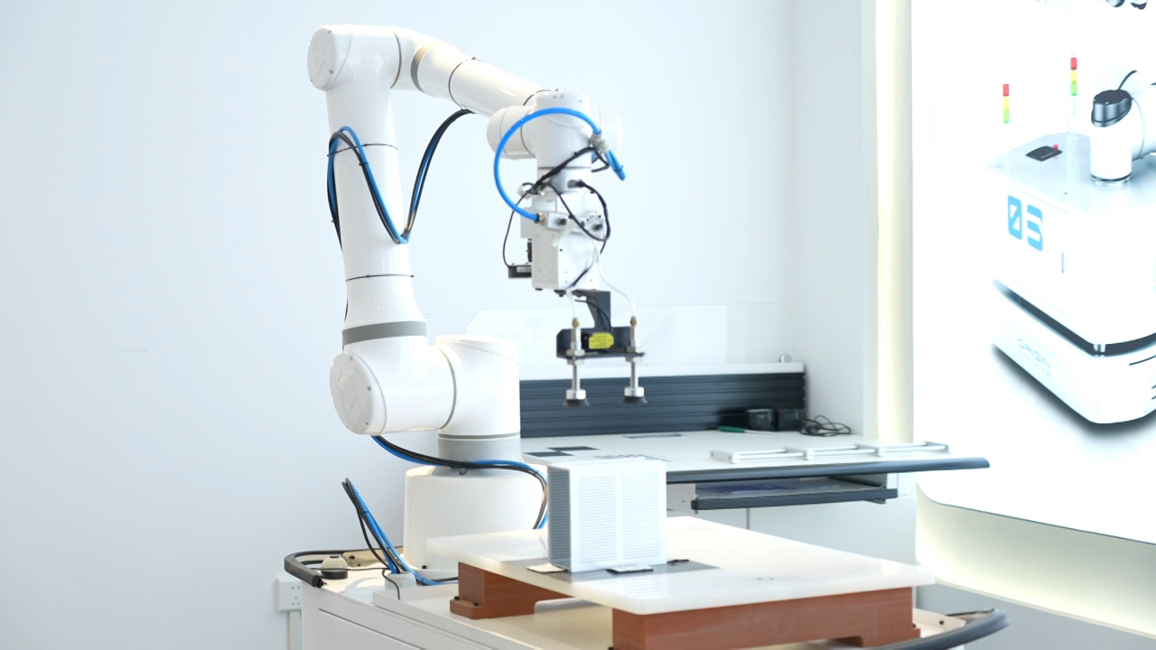 机器人“进厂打工” 河南制造成“智能”制造｜河南机器人“总动员”