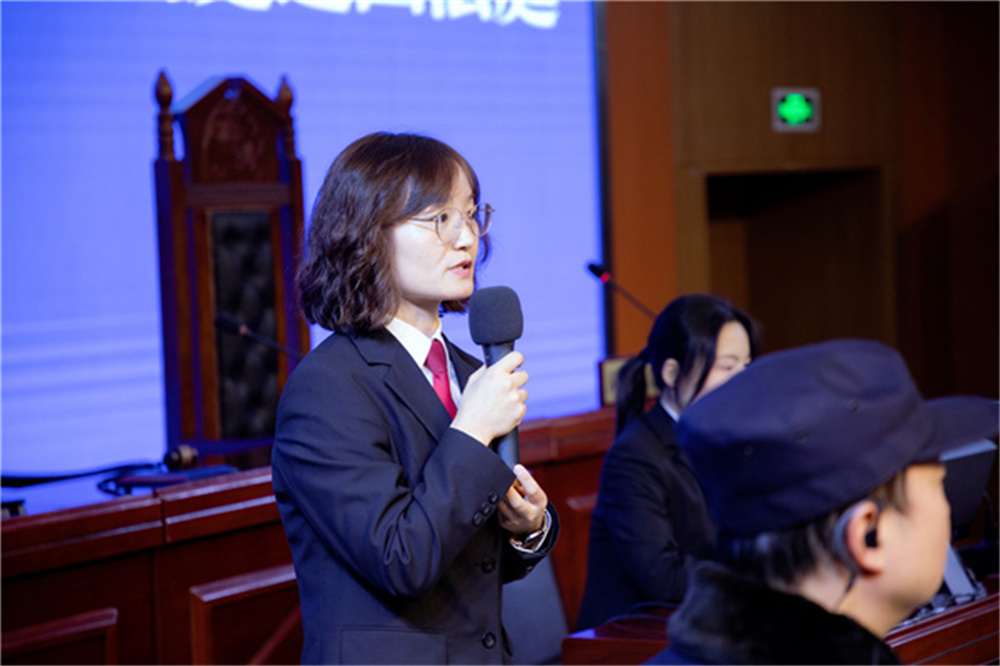 “宪法宣传周”巡回审判及法治宣传进校园活动在郑州11中举行