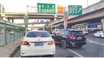 郑州中州大道陇海高架限高杆被撞，注意避让！