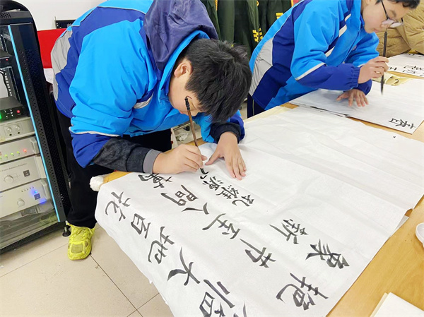 马寨一中：笔韵迎元旦，墨香满校园