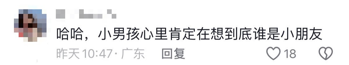 <strong>2岁社牛女孩跟满屋小朋友搭话</strong>
