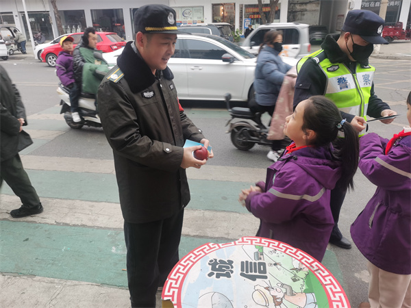为感谢交警坚守护学岗，这所学校送上特殊的礼物表达谢意