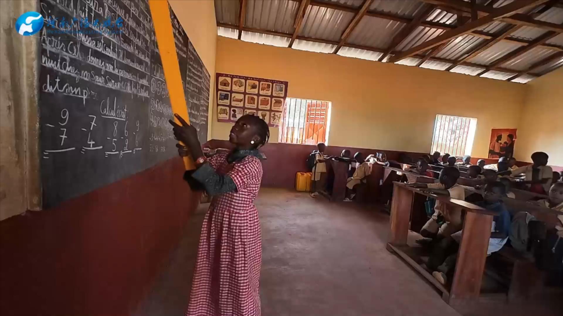 河南人在非洲农村建了一所“最漂亮的房子” 收获当地学生表白河南