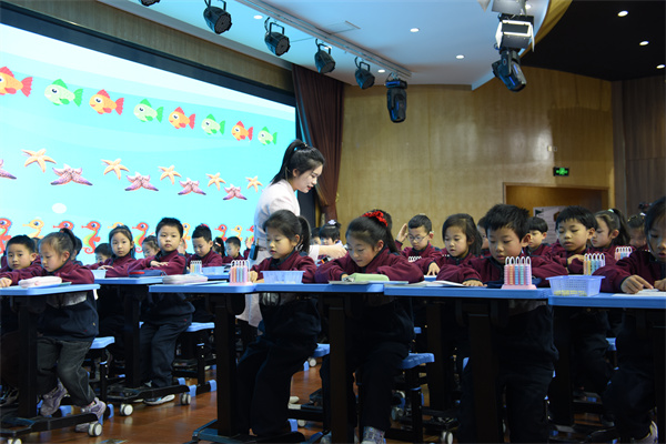 河南省小学数学学科人教版教材跟进培训在东关小学举行