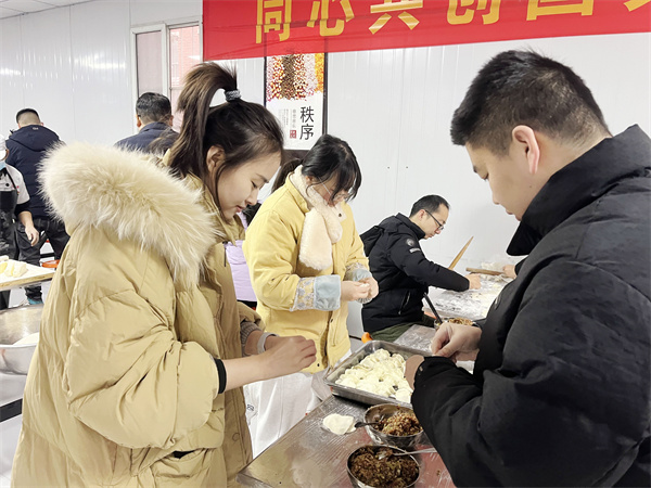 暖冬“饺”至 情满校园 ——郑州市二七区马寨一中冬至前夕举办教师包饺子活动