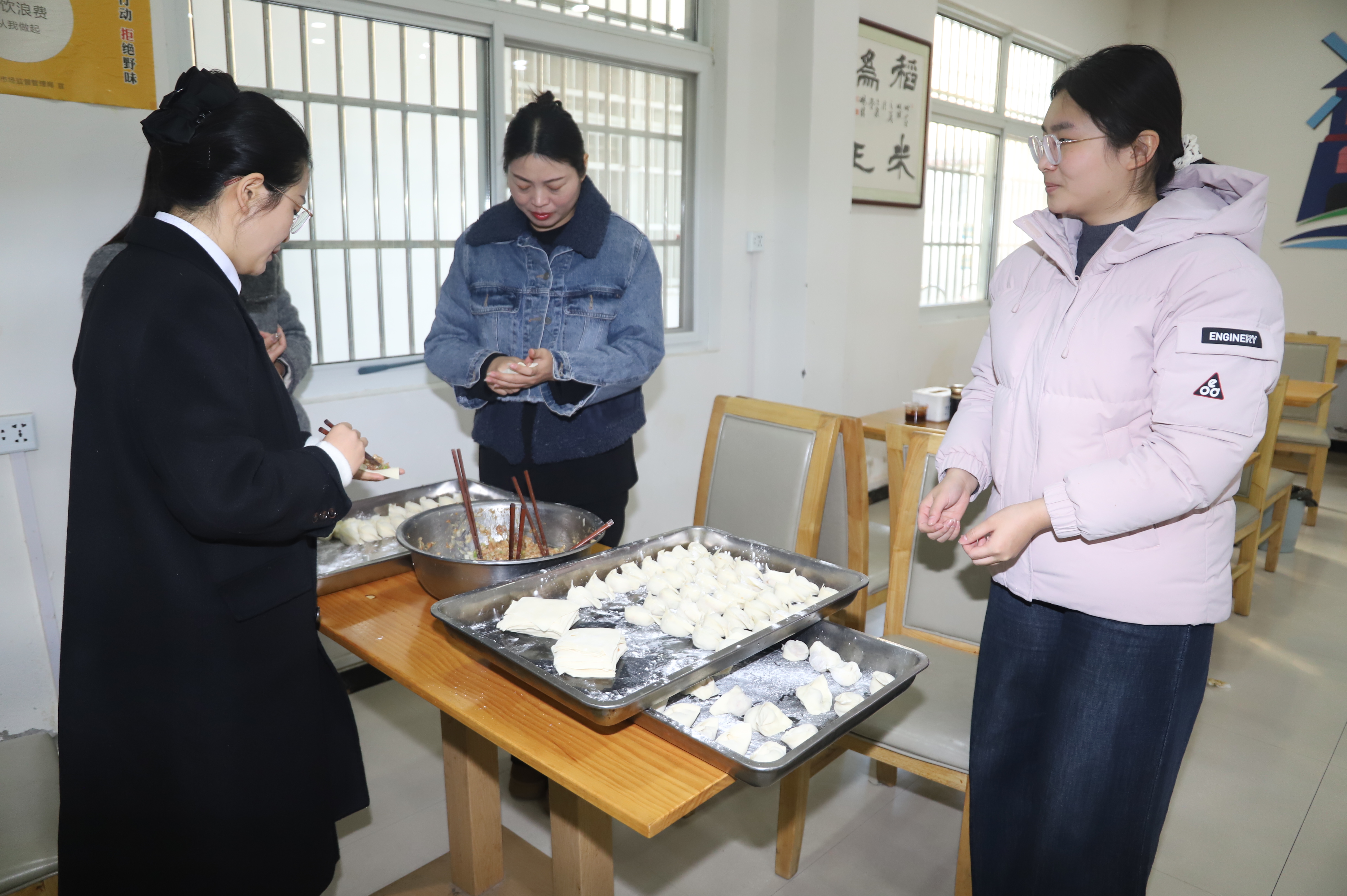新蔡县人民检察院开展“迎冬至 包饺子 ”活动
