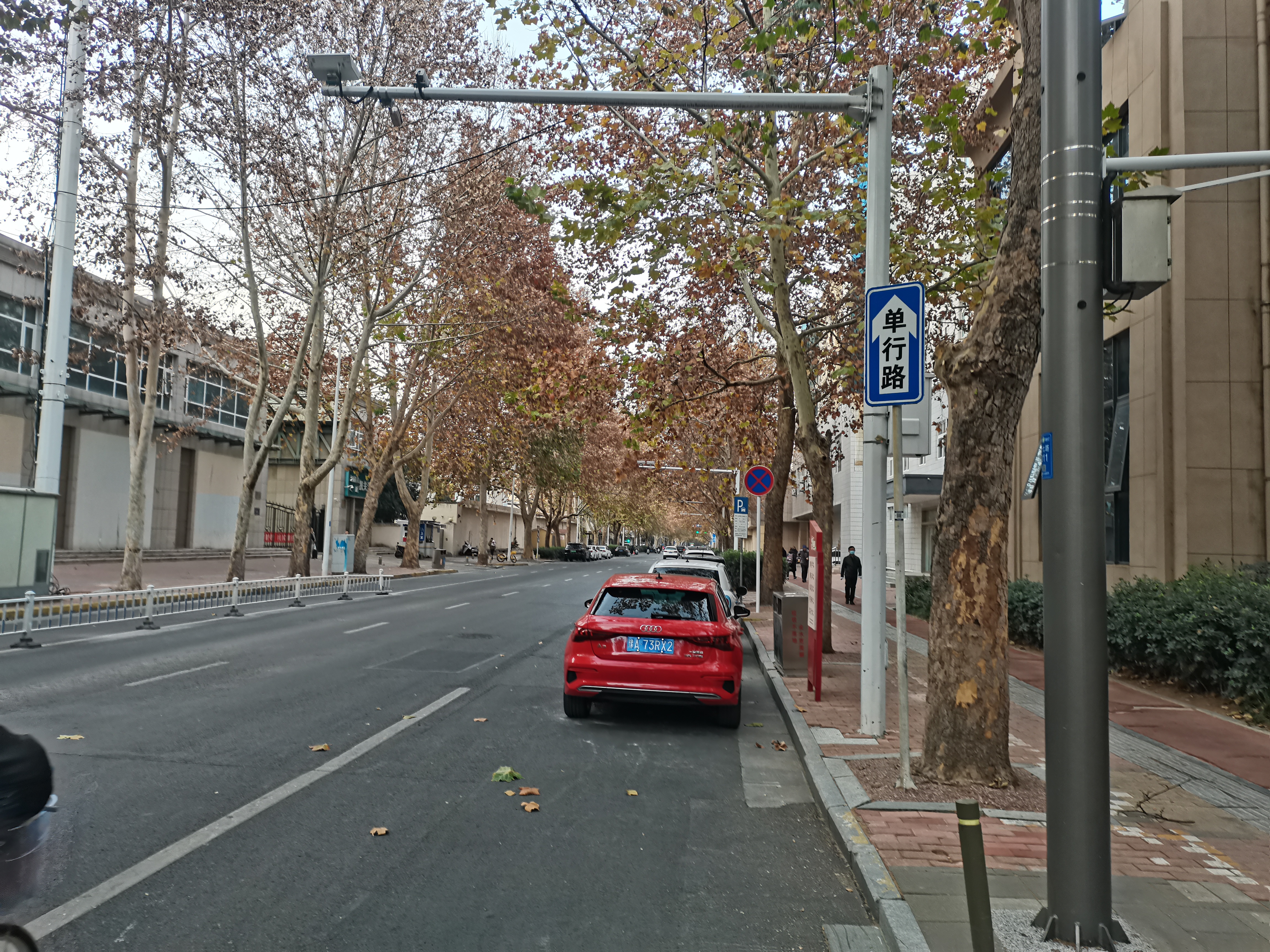 :钱塘路,敦睦路(陇海路至大同路)由南向北单行一马路
