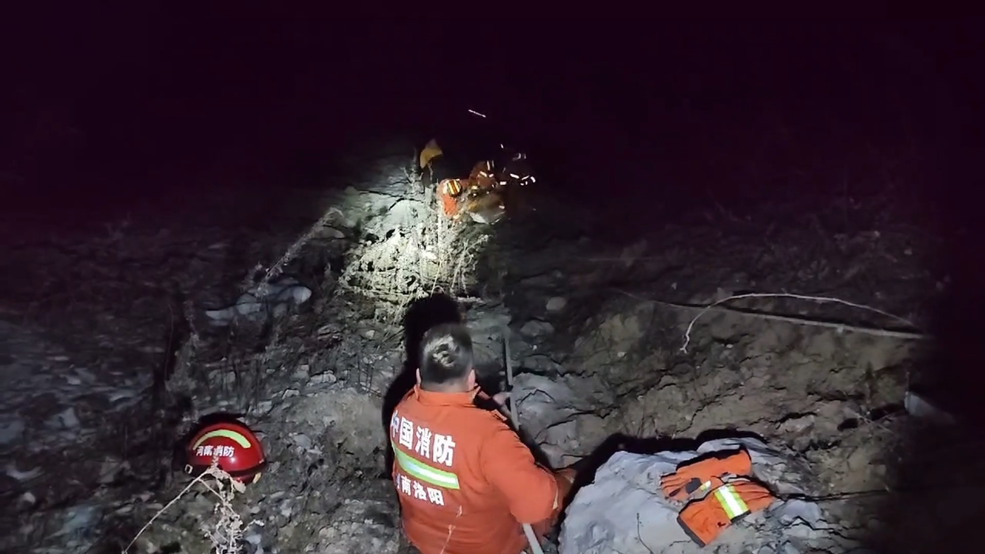 河南洛阳：皮卡车不慎翻下险坡 消防紧急救援