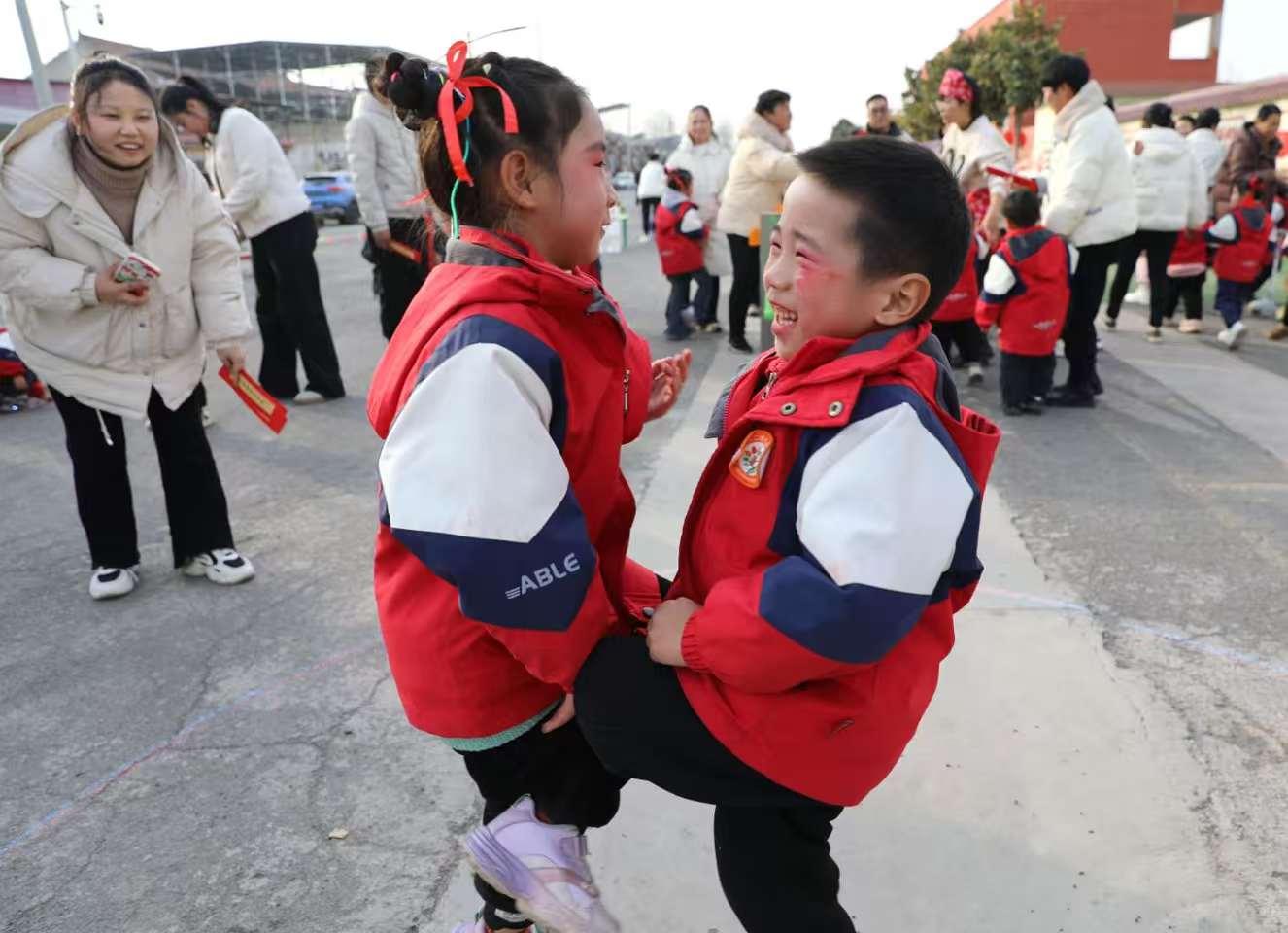 还让孩子们感受到了民间游戏的独特魅力,为传承传统文化搭建了欢乐的