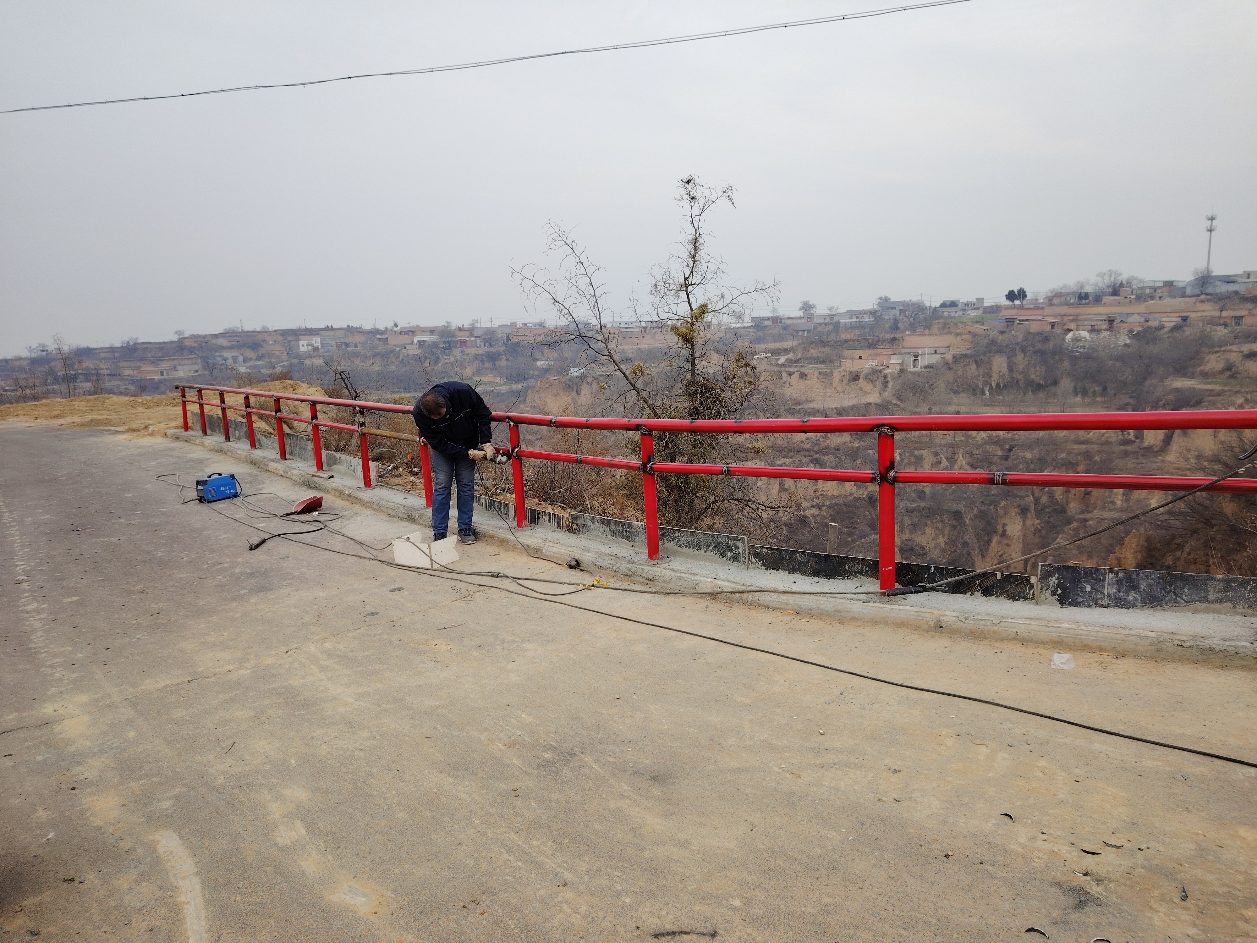 巩义：巡起百米防护栏 守护群众安全感