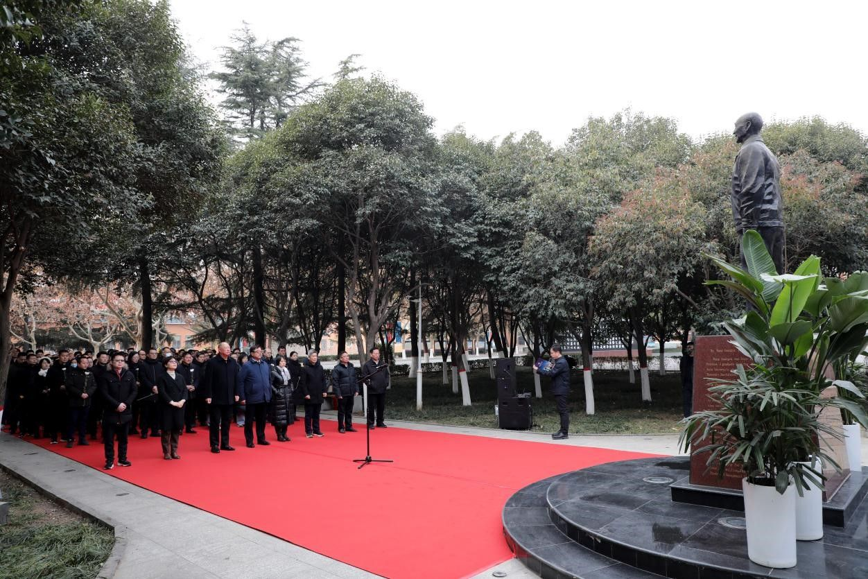 郑州升达经贸管理学院举行纪念创办人王广亚博士逝世九周年献花仪式