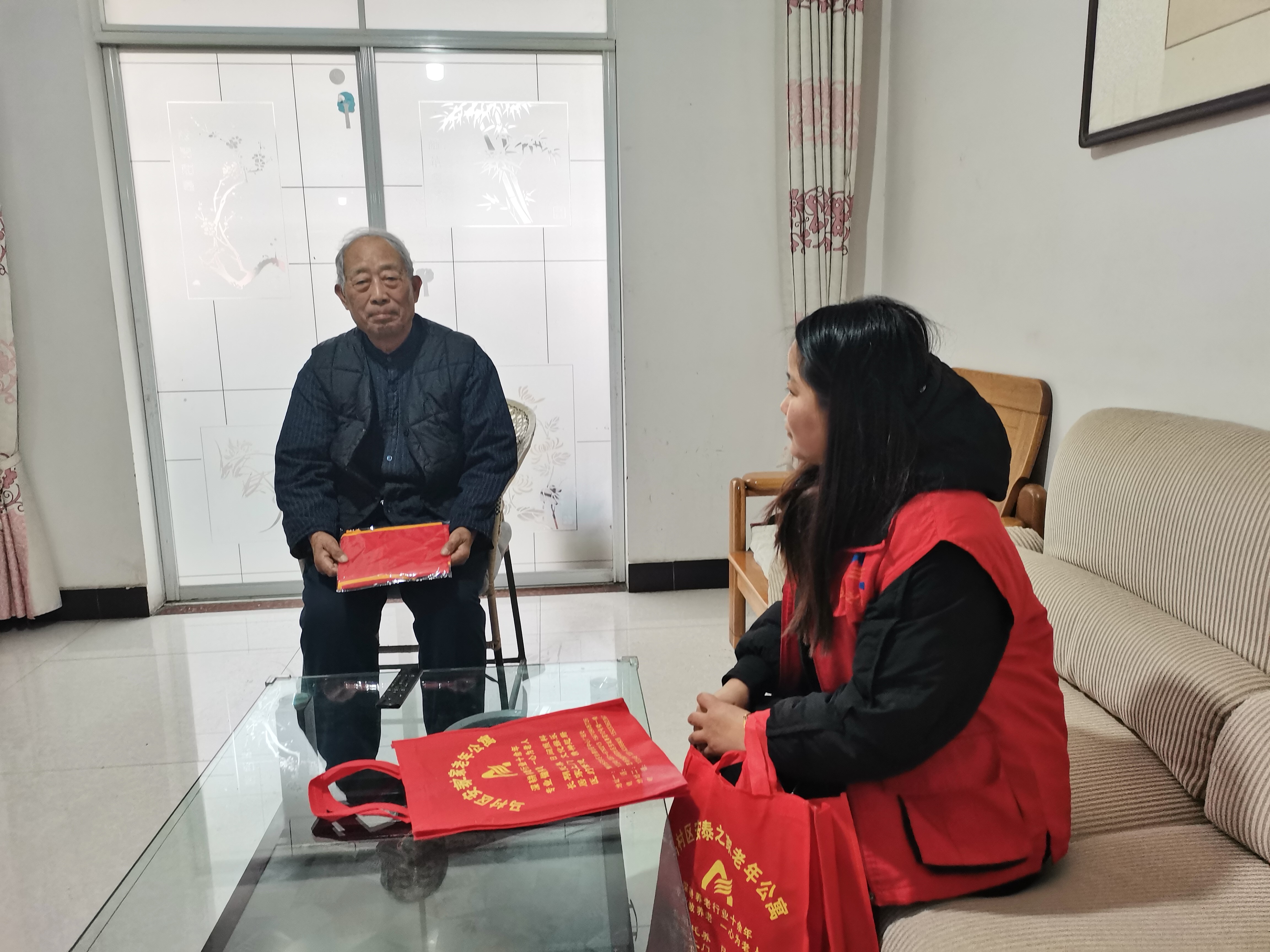 丽景社区:定期巡视走访 关爱居家老人