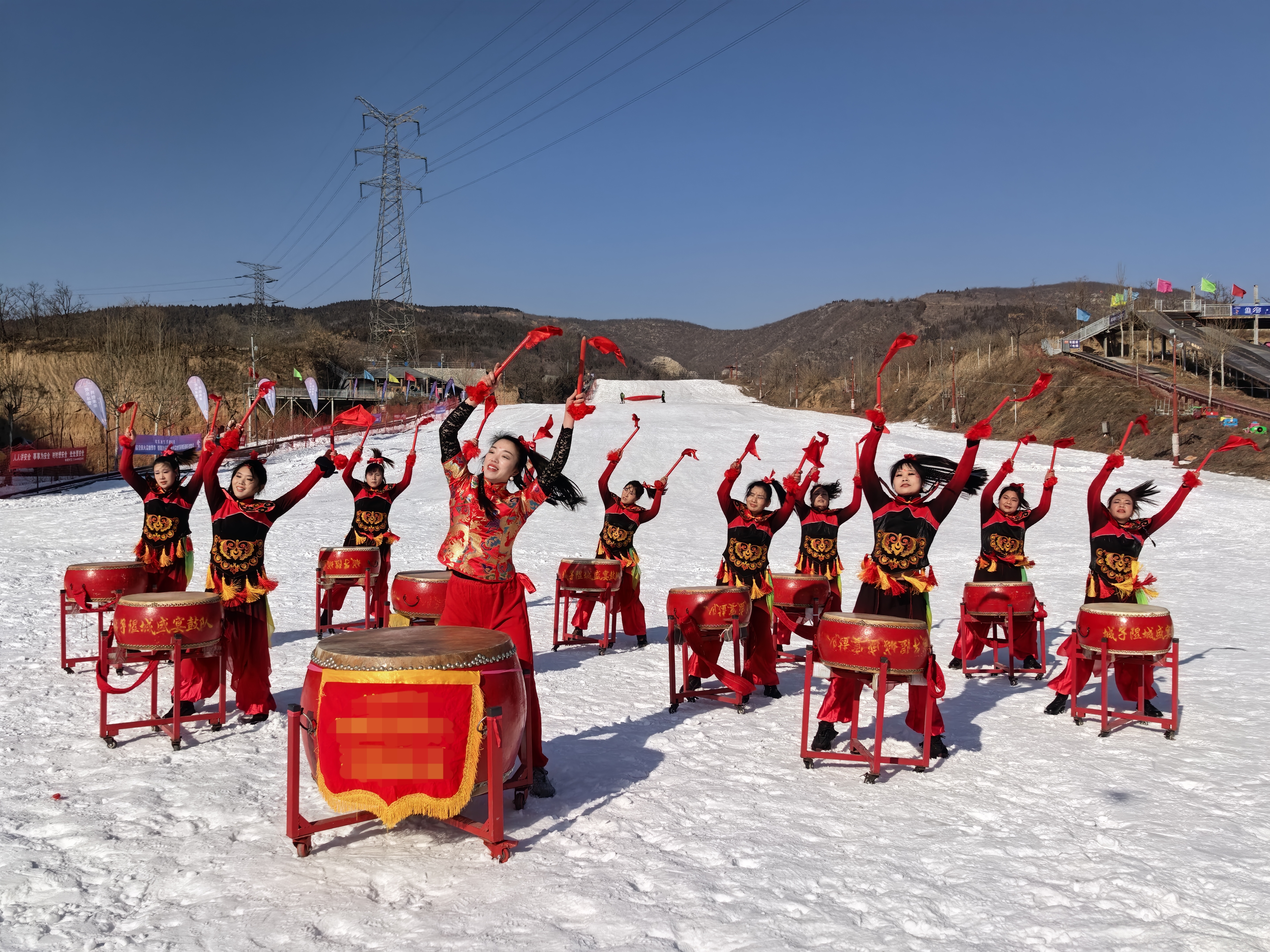 修武县“欢乐冰雪 共创未来”滑雪季盛大开幕