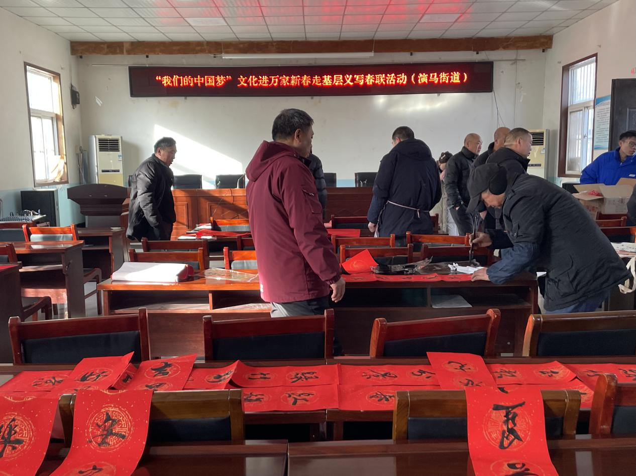 迎新送福写春联 翰墨飘香添年味