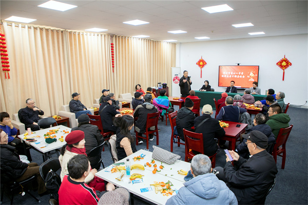 郑州11中举行迎新春老干部茶话会及看望慰问活动