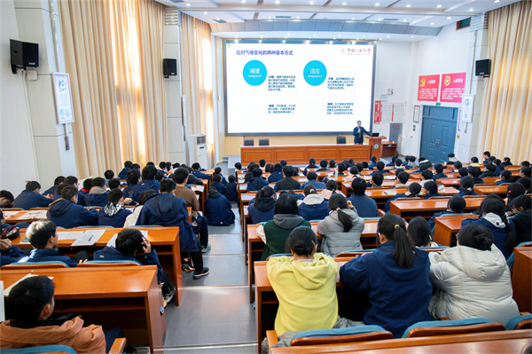 中国人民大学专家走进郑州11中开展讲座