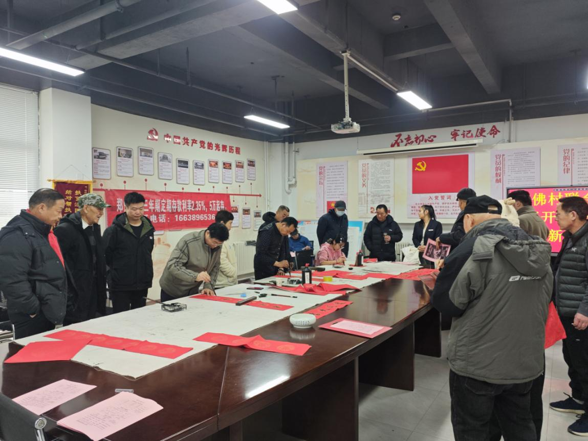 墨香迎春  挥毫送福  郑州市枫杨办事处石佛村开展写春联送祝福活动