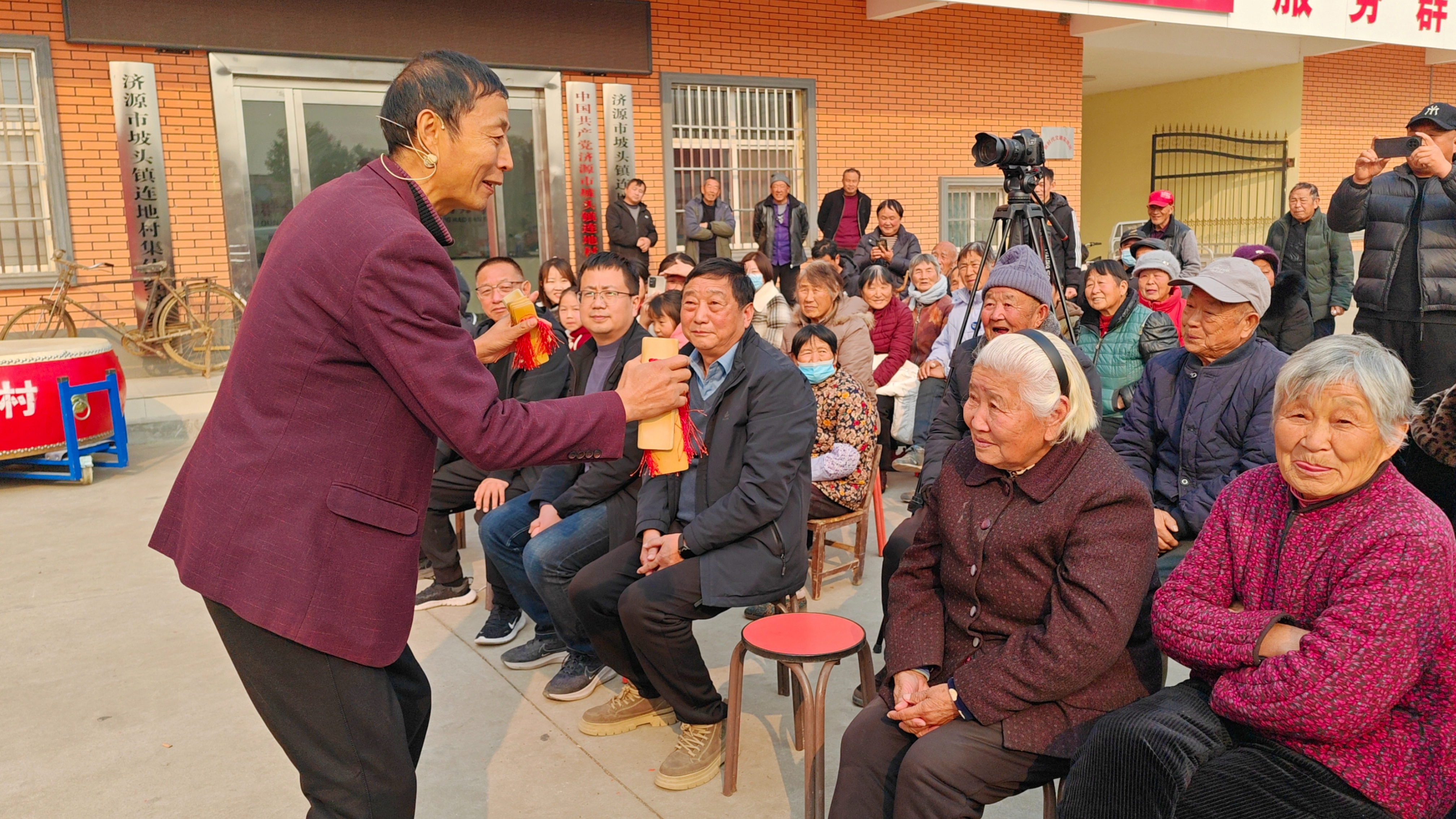 济源：坡头镇连地村“群众村晚”火热上演