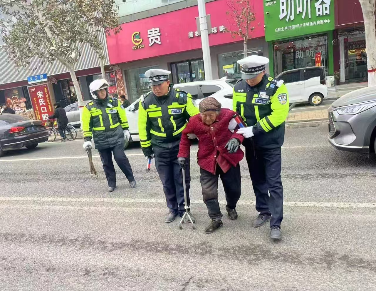 温情守护  编织冬日最暖“警”色