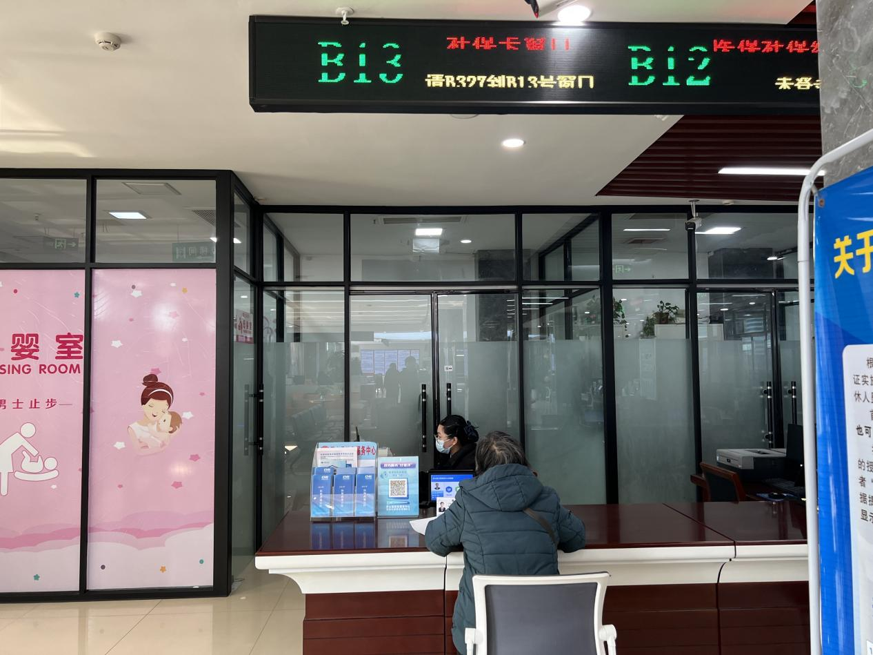 罗山县政务服务中心多措并举应对春节前业务高峰