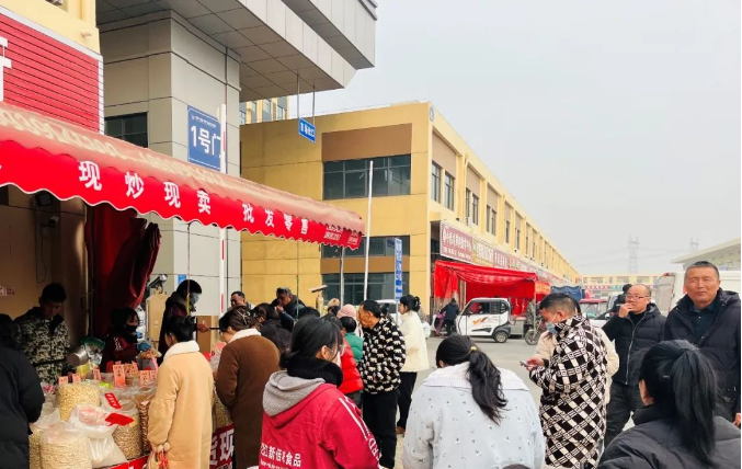 这里人多，货更多！快来置办年货啦！