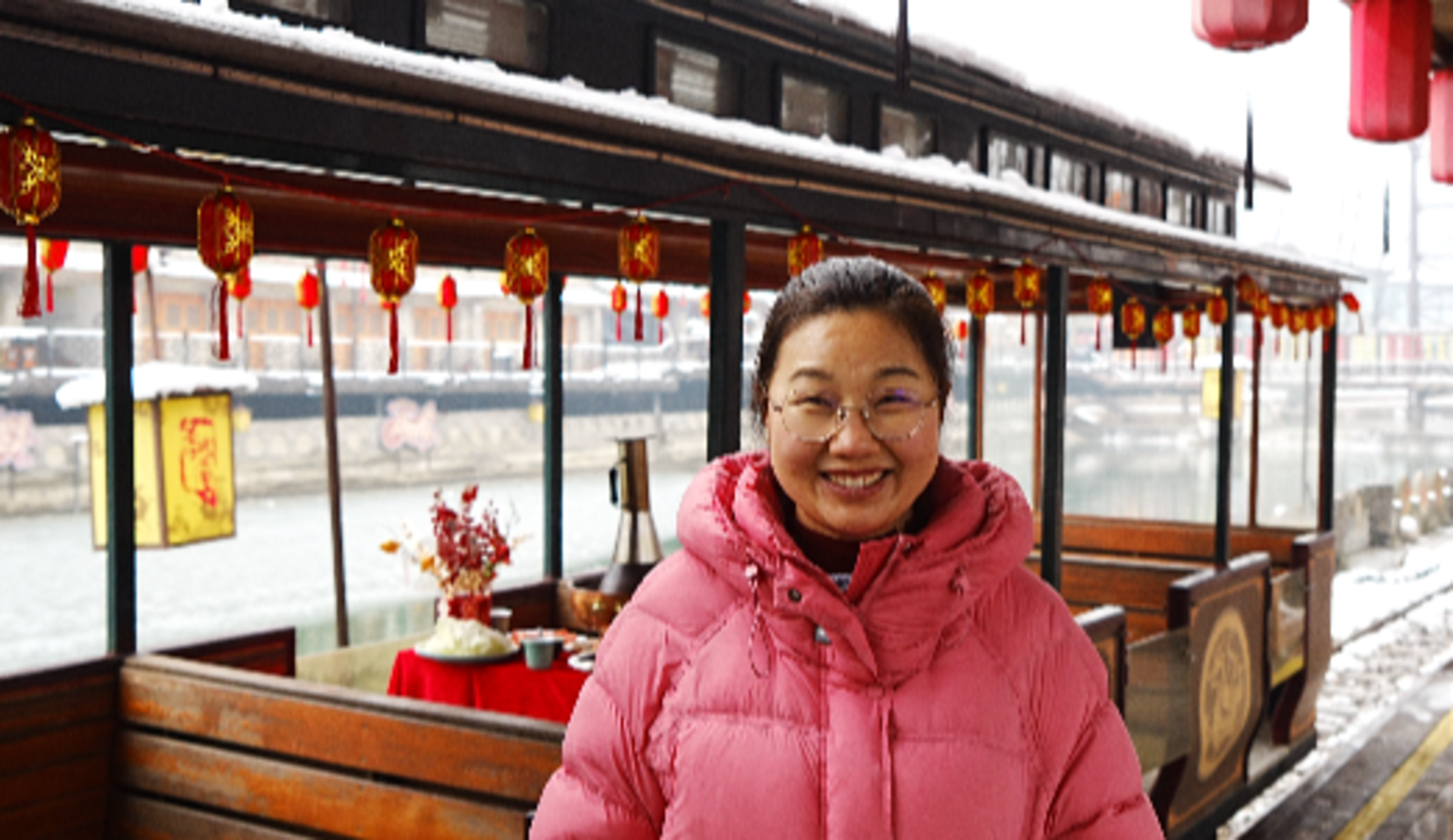 姐弟帶腿腳不便母親看雪景 景區特意為其安排“孝心專列”