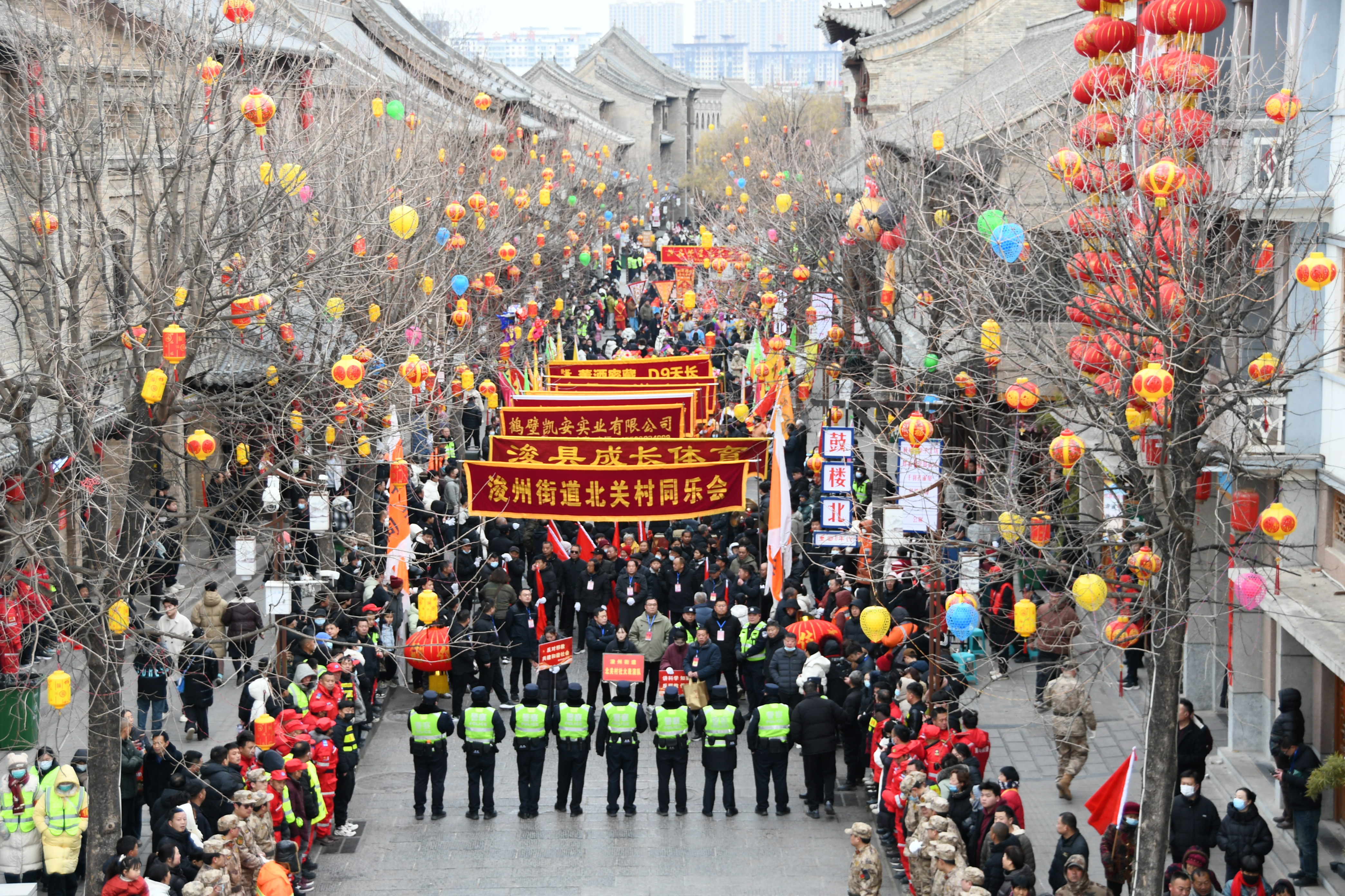 千年庙会人气旺 浚县民警保安全