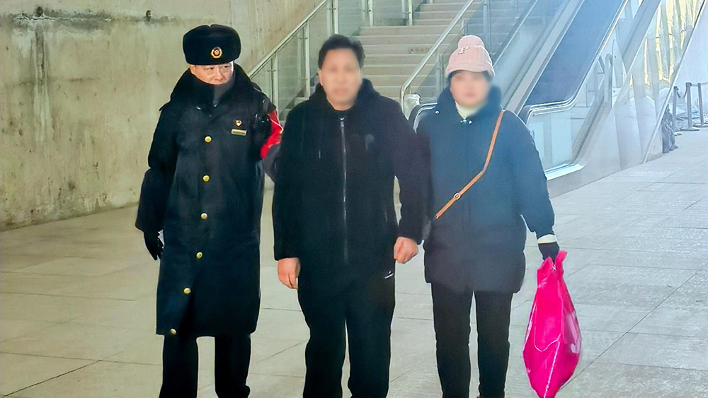 明港东站无缝接力 护送视障旅客平安出站