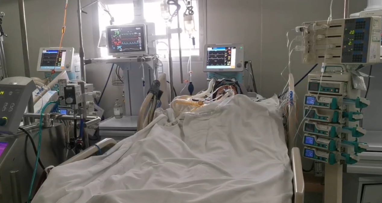 "菜刀哥"昏迷未醒,爱心人士接力守护