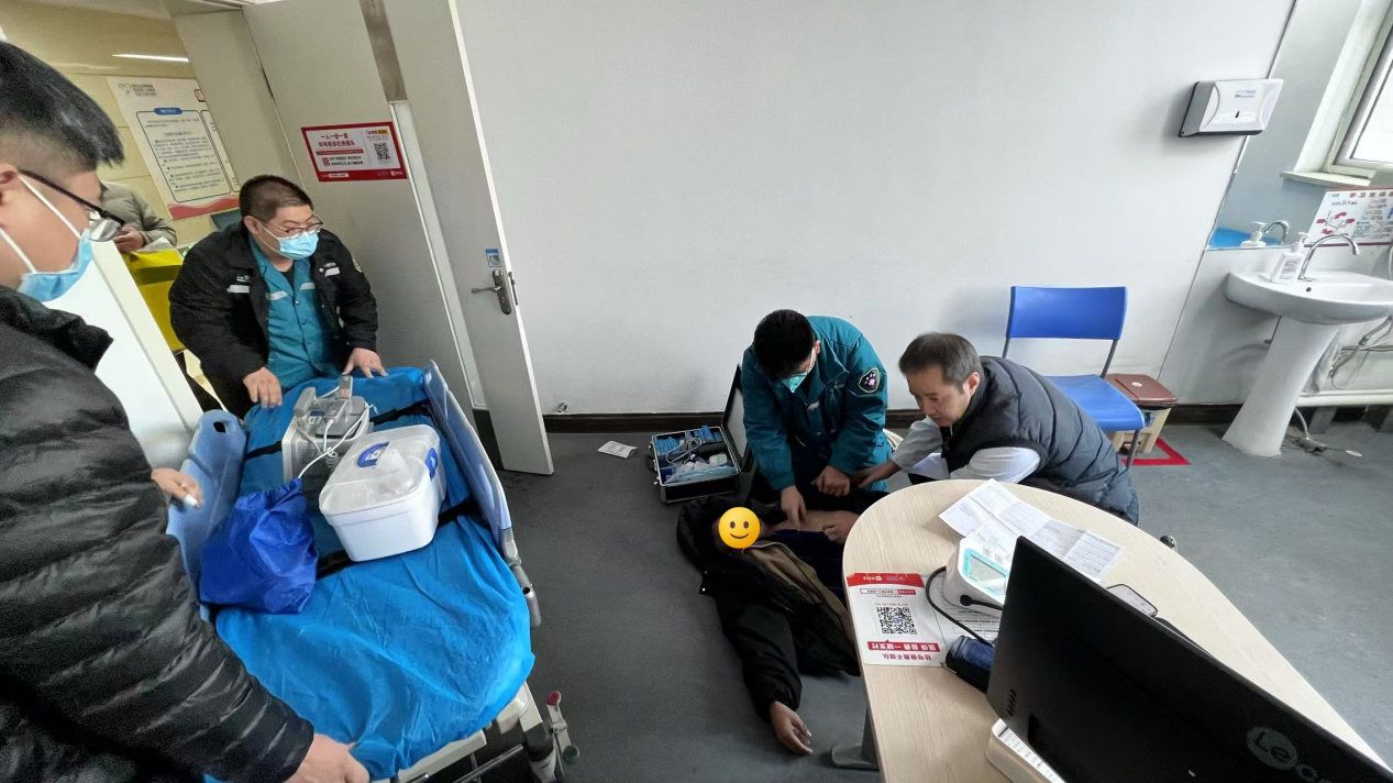 生死瞬间！郑州七院医生跪地急救，成功挽回心脏骤停患者生命
