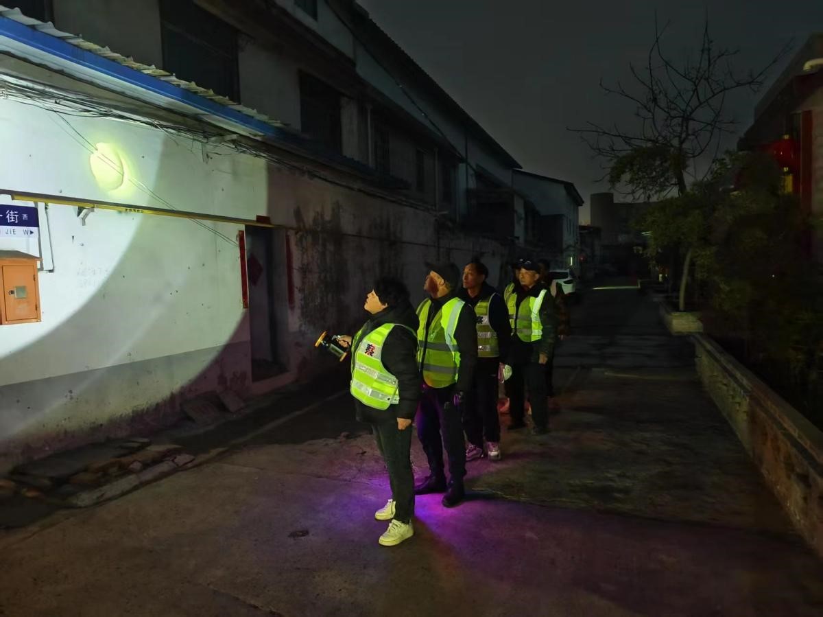 夜间巡逻“不打烊”，当好群众“守夜人”