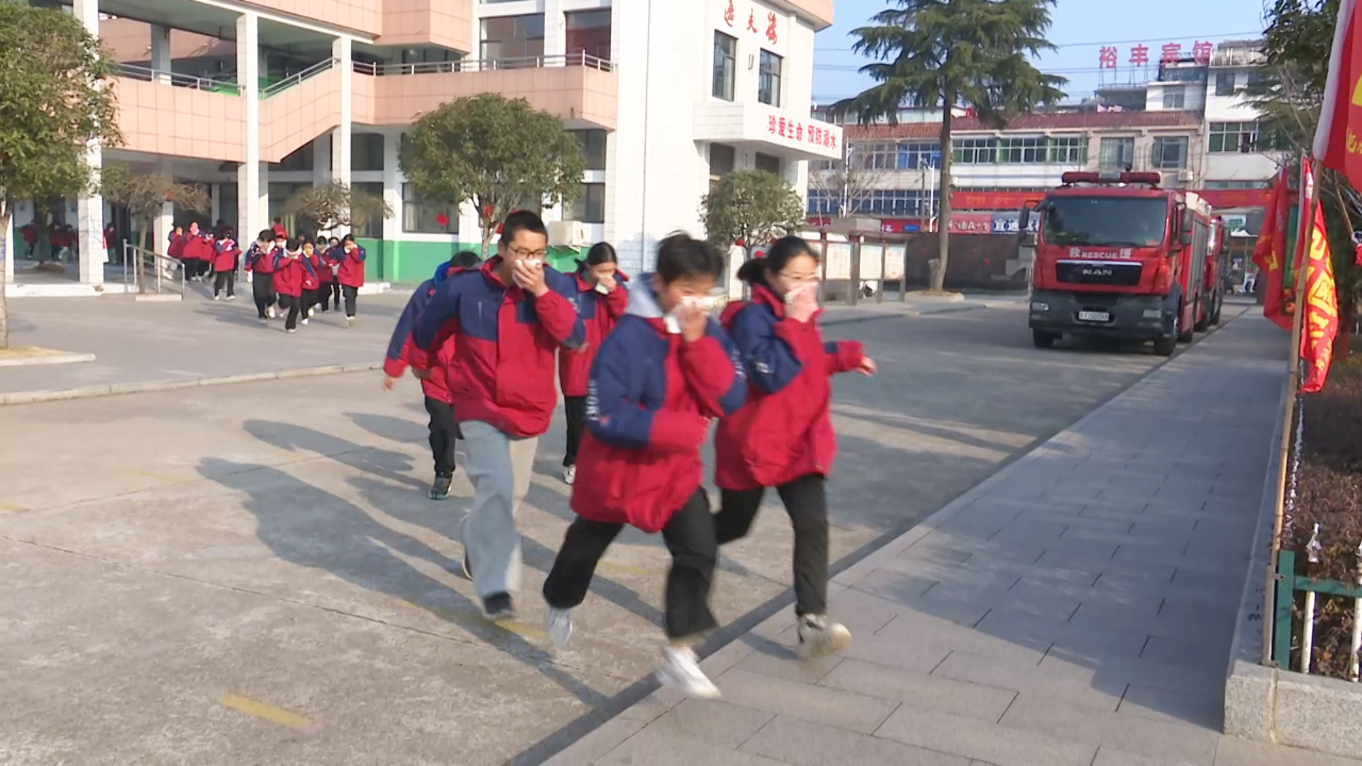 本次演练以新县第二初级中学教学楼一办公室因电线老化导致起火并引发