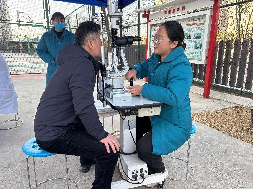 爱心义诊进社区，健康关怀暖民心