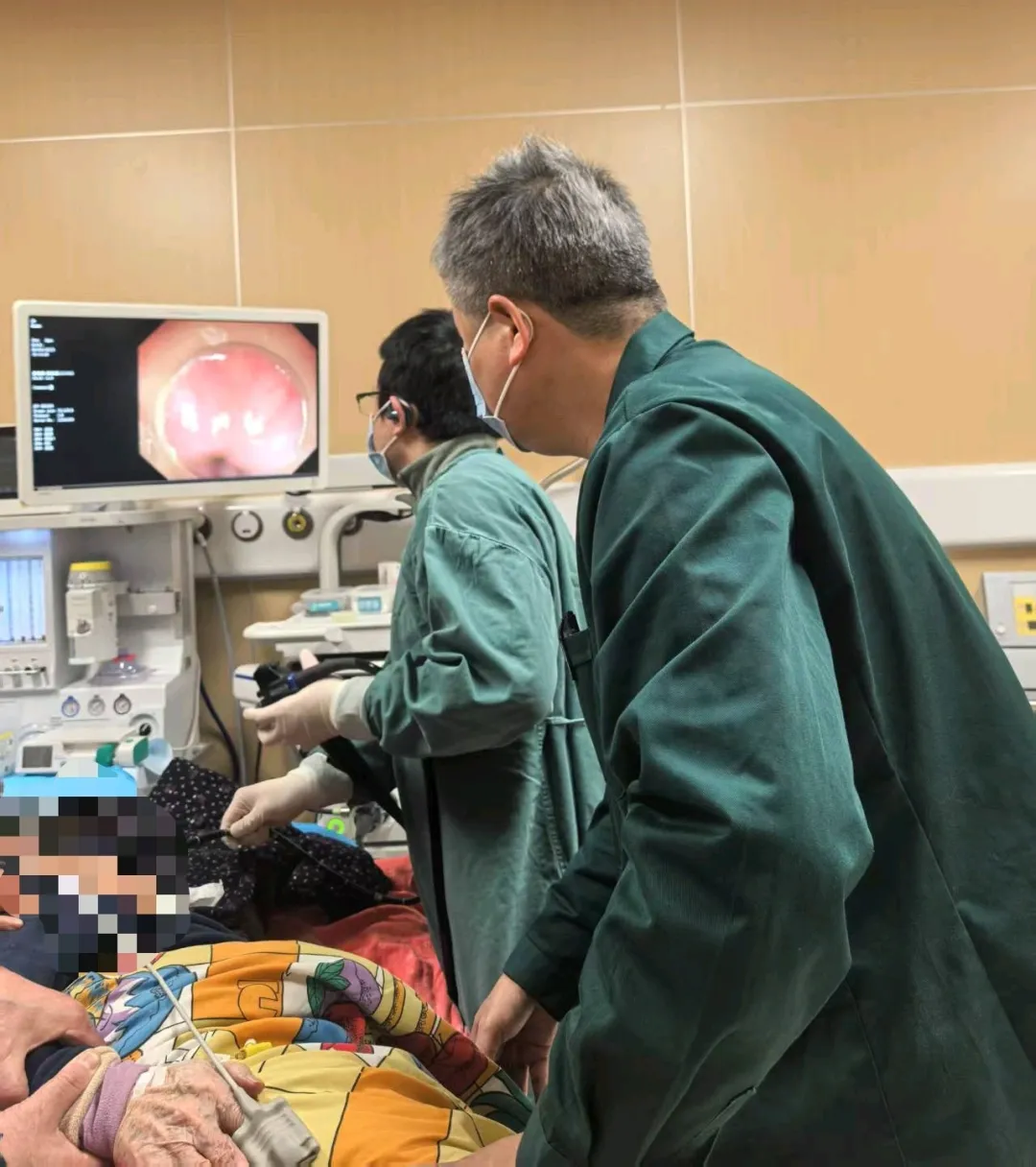 95岁高龄老人被鱼刺卡住喉咙，信阳市中心医院及时施救化险为夷