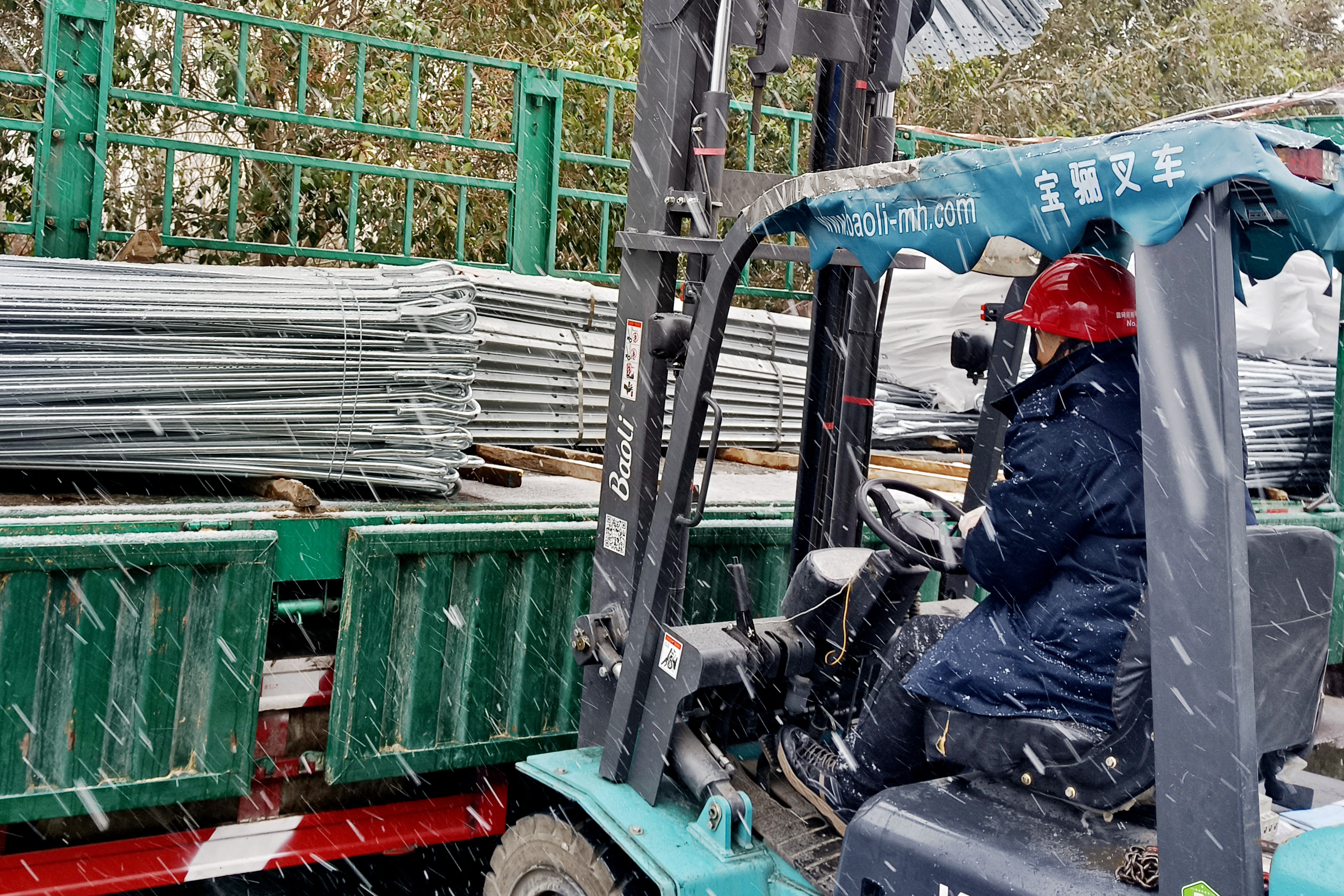 国网平舆县供电公司：闻雪而动抗寒潮 备足“粮草”保供电