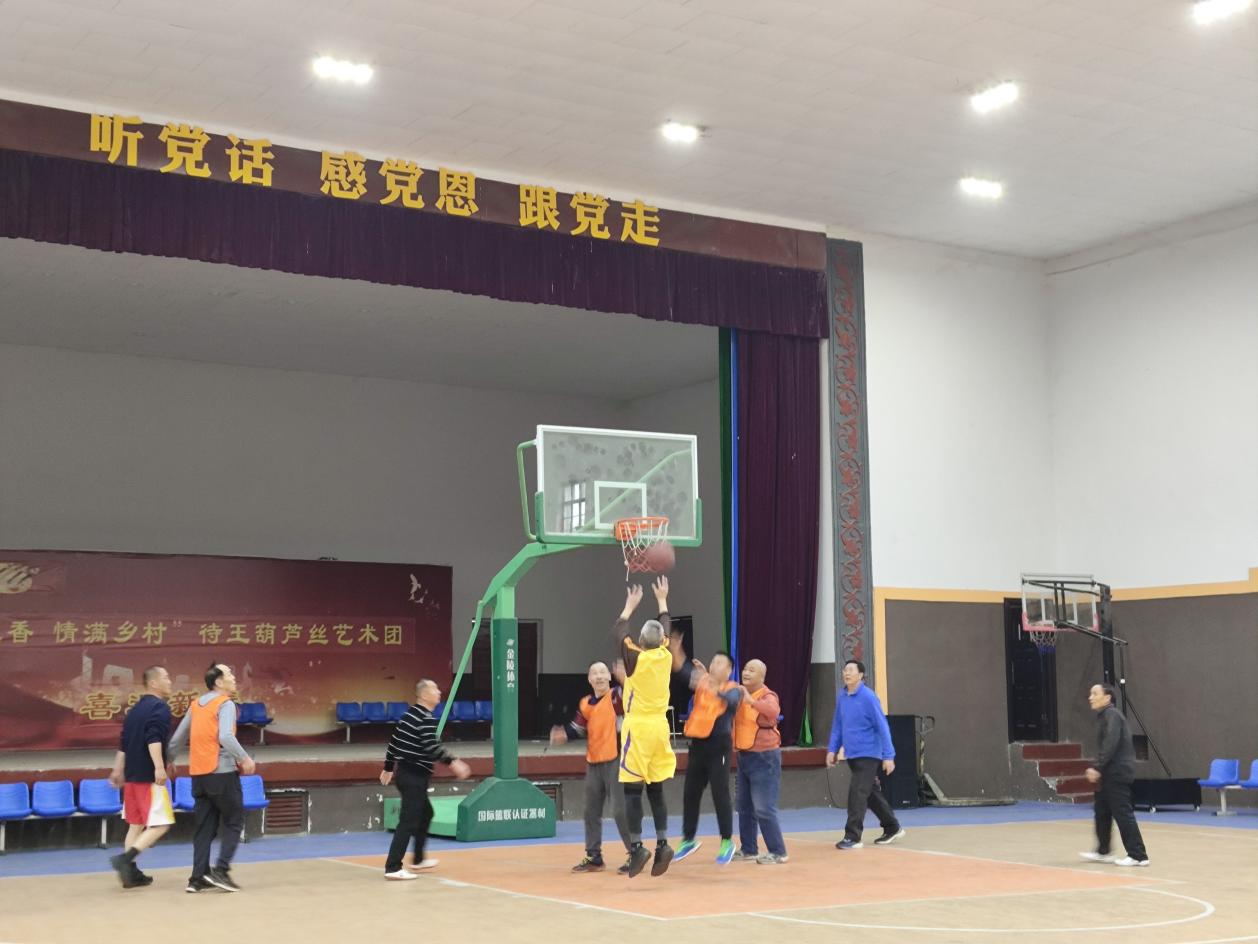 “篮”不住的热爱,雷锋精神在夕阳中闪耀