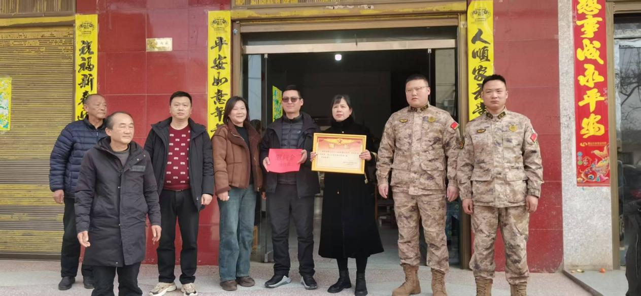罗山县定远乡送喜报 拥军情暖人心田