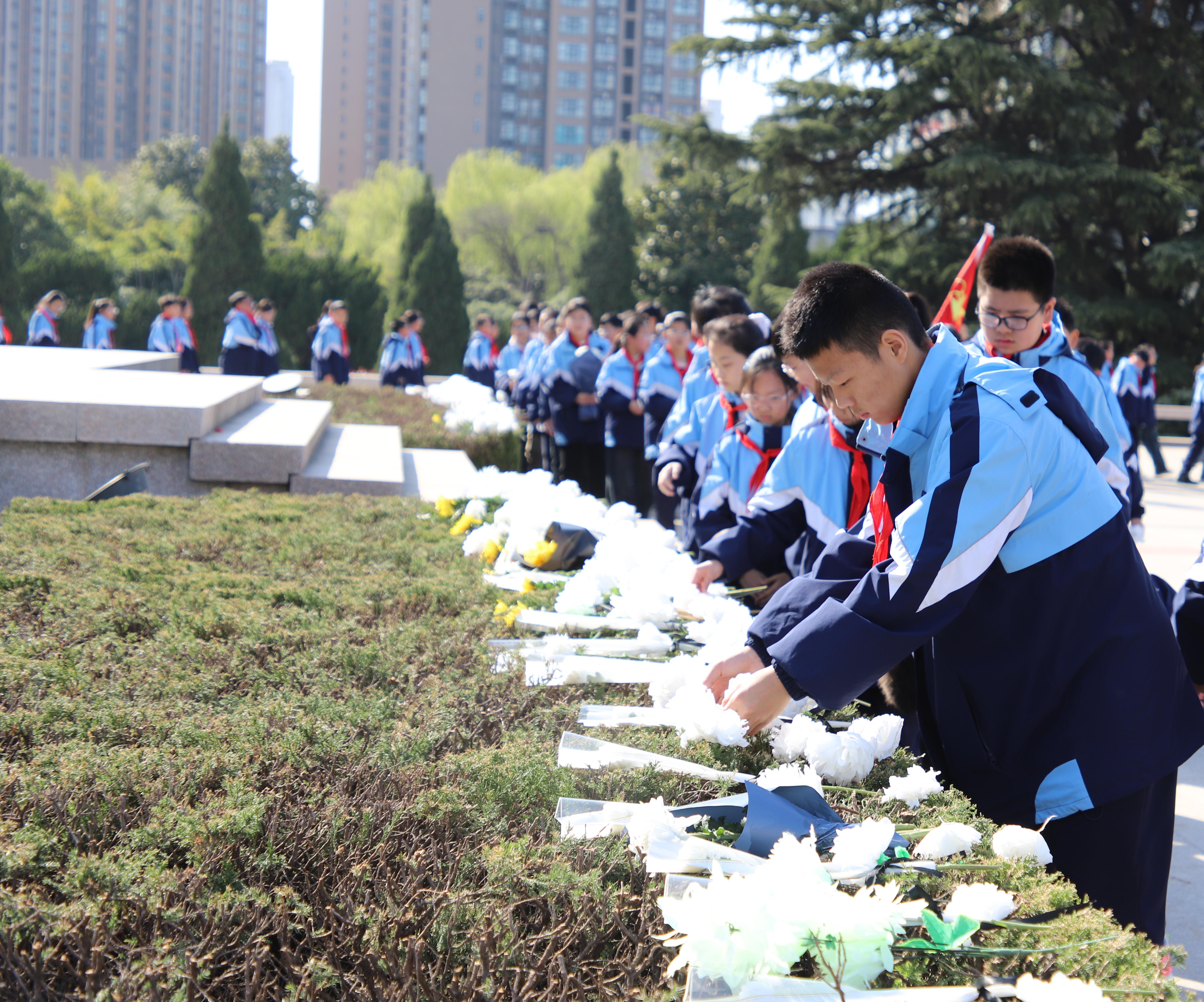 清明将到,中原区帝湖小学学子祭英烈