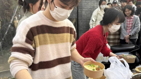 985研究生退学摆摊日入700元 教授：中产化的必然结果千禾味业致歉 深夜发