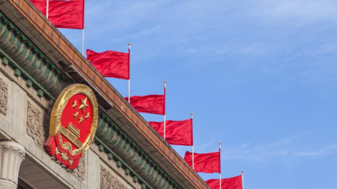 在困难和挑战中看到前途、看到光明、看到未来