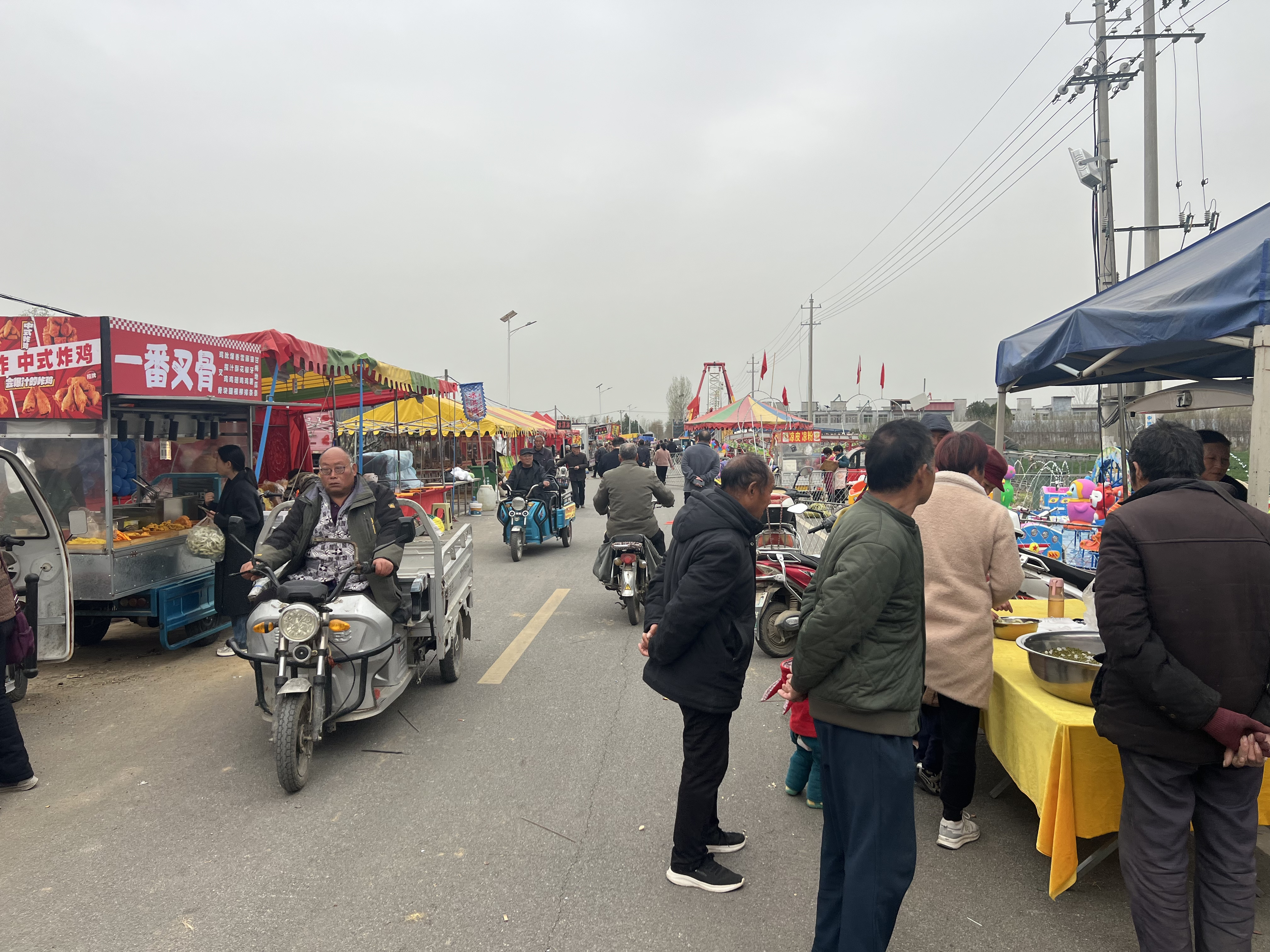 社旗：曲艺名家献艺乡村物资交流会