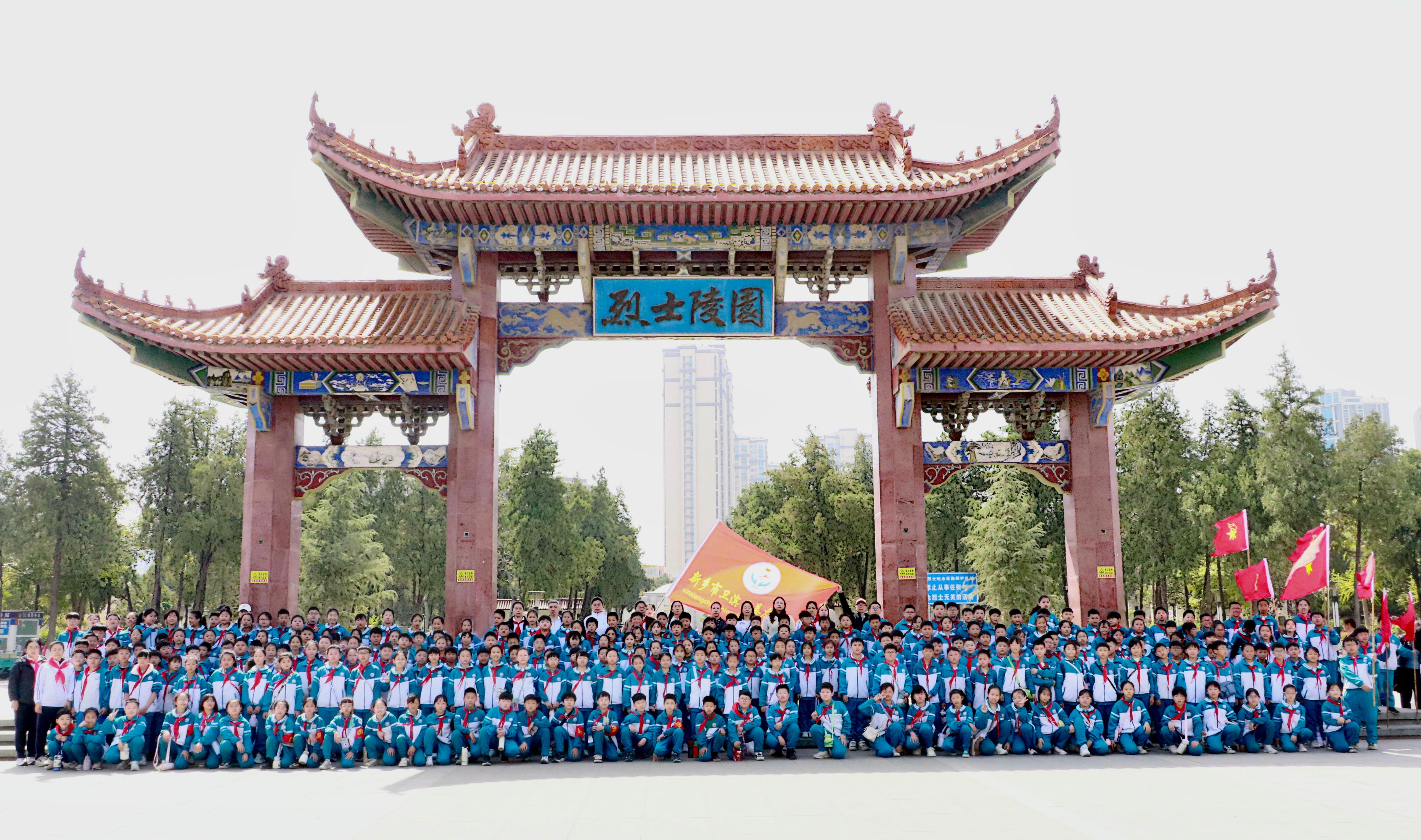 新乡卫滨区：百名师生清明追思英烈 赓续红色血脉