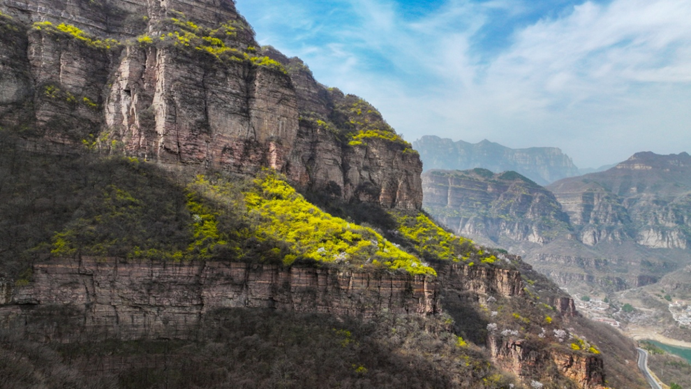 河南安阳市林州：太行大峡谷春花浪漫醉游人