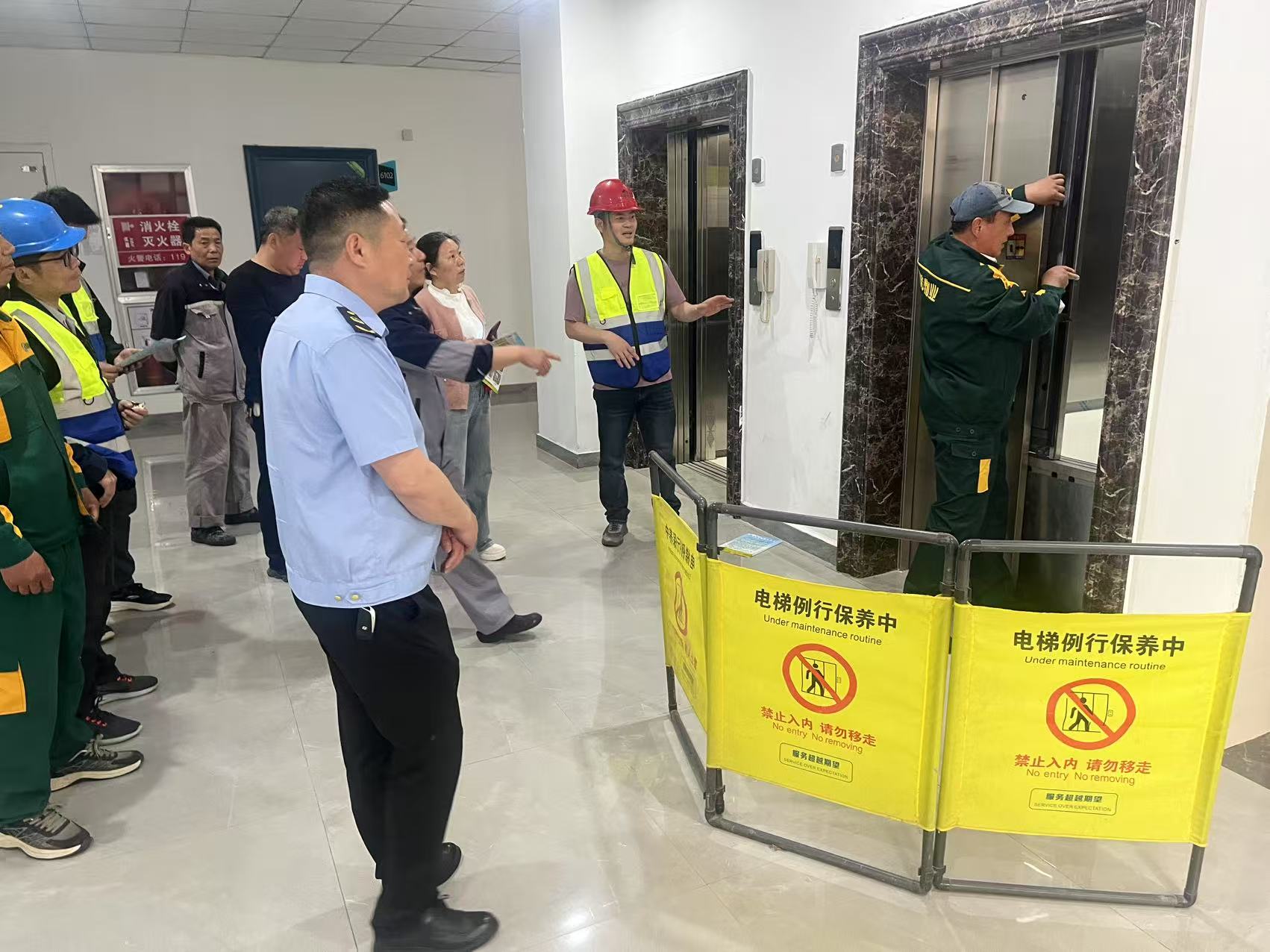 罗山县市场监督管理局开展电梯事故应急救援演练活动