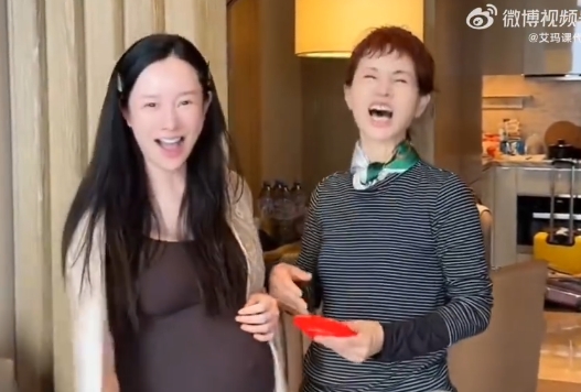 <strong>演员张檬临近生产 全家陪产</strong>
