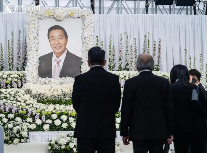 <strong>郭晶晶夫妇现身李兆基丧礼</strong>