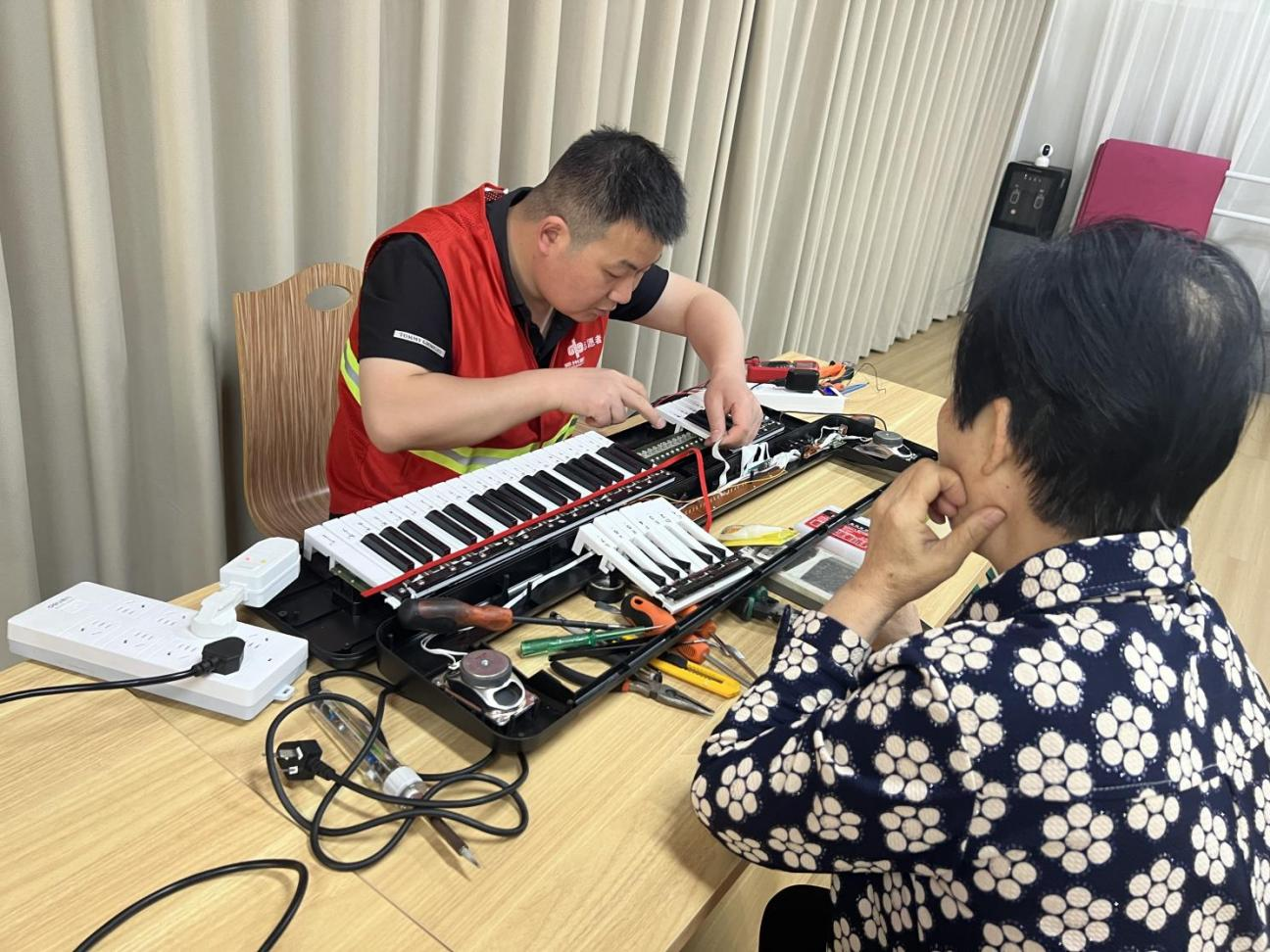 郑州十八里河街道百合社区开展“百修无忧护万家 合家安心享便利”活动