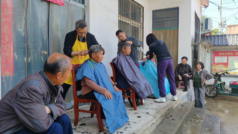 安阳县白璧镇东邵科村：爱心义剪进乡村驻村书记贴民心