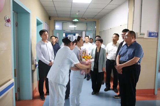 黄淮学院领导到驻马店市第一人民医院开展护士节慰问